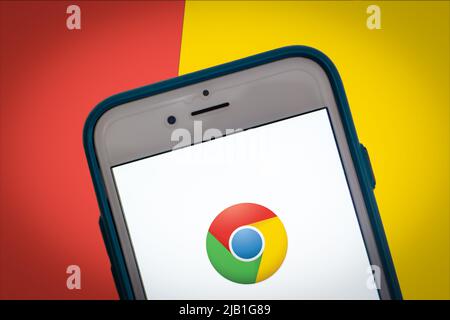 Kumamoto, JAPAN - Mai 17 2021 : Logo der Google Chrome-App auf dem Smartphone auf 2 Tone Color bg. Internet-Browser-Tech-Konzept mit Phantasie & freudige Stimmung Stockfoto