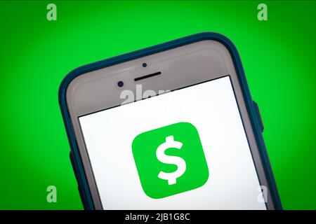 Kumamoto, JAPAN - Mai 17 2021 : Logo der Cash App auf dem Smartphone-Bildschirm auf dem farbigen Hintergrund der Marke. Bargeldloses Payment- und Finanztechnologiekonzept Stockfoto