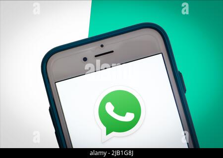 Kumamoto, JAPAN - Mai 17 2021 : Logo von WhatsApp auf Smartphone auf 2-farbiger Hintergrundfarbe. Beliebte Tech-App für Messaging und Videoanruf Stockfoto