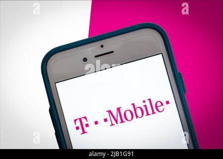 Kumamoto, JAPAN - Mai 17 2021 : das Logo von T-Mobile auf dem Smartphone-Bildschirm auf zweifarbigem Hintergrund. Lebhaftes und frisches Farbkonzept. Stockfoto