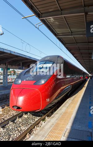 Venedig, Italien - 22. März 2022: Italo ETR 675 Pendolino Hochgeschwindigkeitszug von Nuovo Trasporto Viaggiatori NTV im Bahnhof Mestre in Venedig, Italien Stockfoto