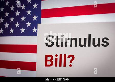 Konzeptionelles Schlüsselwort Stimulus Bill? Auf Karte auf US-Flagge. Business- und Economy-Konzept. Ein Konjunkturpaket ist ein Regierungsprogramm, das wirtschaftliche Anreize bietet Stockfoto