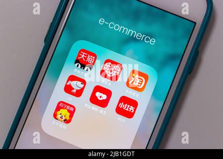 Kumamoto, JAPAN - Mai 17 2021 : populärer E-Commerce in China (Tmall, Pinduoduo, JD.com, Kaola, Little Red Book Xiaohongshu, Taobao & Suning) auf dem iPhone Stockfoto