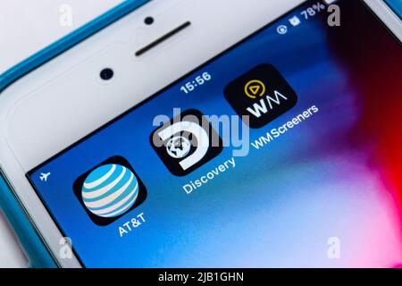 Kumamoto, JAPAN - Jun 1 2021 : AT&T, Discovery & WarnerMedia auf dem iPhone. AT&T gab bekannt, dass die WM abgespinnt und mit Discovery, Inc. Fusioniert wird Stockfoto