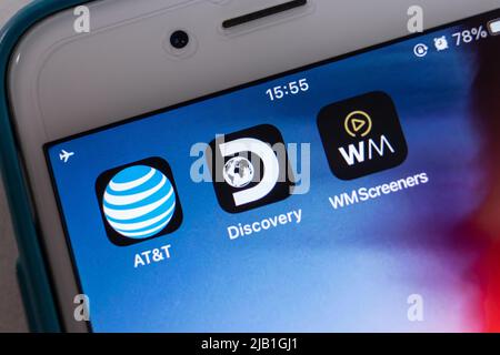 Kumamoto, JAPAN - Jun 1 2021 : AT&T, Discovery & WarnerMedia auf dem iPhone. AT&T gab bekannt, dass die WM abgespinnt und mit Discovery, Inc. Fusioniert wird Stockfoto