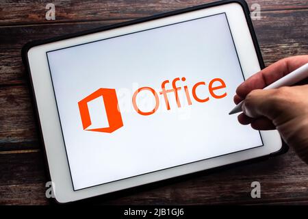 Kumamoto, JAPAN - Jun 2 2021 : Logo von Microsoft Office, Familie von Client-Software, Server-Software und Services von Microsoft. Auf Tablet. Der Mann hält den Stift Stockfoto