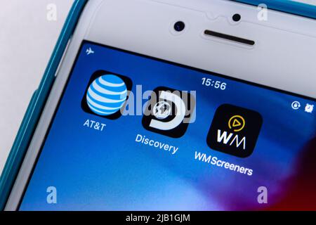 Kumamoto, JAPAN - Jun 1 2021 : AT&T, Discovery & WarnerMedia auf dem iPhone. AT&T gab bekannt, dass die WM abgespinnt und mit Discovery, Inc. Fusioniert wird Stockfoto