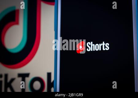 Kumamoto, JAPAN - Jun 7 2021 : YouTube Shorts, eine neue Plattform von 15-Sekunden-Videos ähnlich wie TikTok, auf dem iPhone auf dem TikTok-Logo. Stockfoto