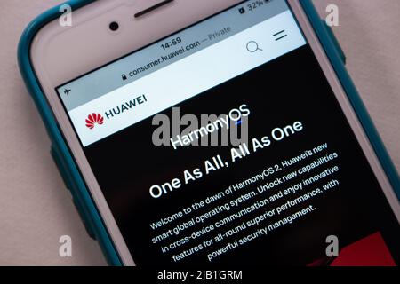 Kumamoto, JAPAN - Jun 7 2021 : HarmonyOS-Logo auf der Huawei-Website auf dem Smartphone. Harmony OS ist eine Familie von Betriebssystemen, die von Huawei entwickelt wurde. Stockfoto