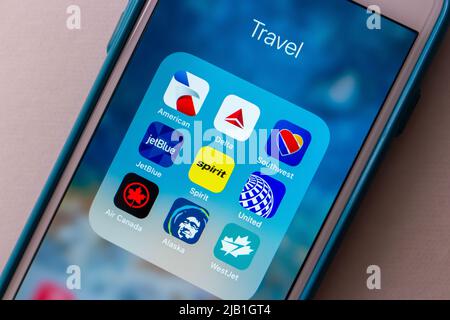 Symbole DER US-Fluggesellschaften auf dem iPhone (American Airlines, Delta, Southwest, United Airlines, Air Canada, Alaska Airlines, JetBlue Airways, Spirit und WestJet). Stockfoto