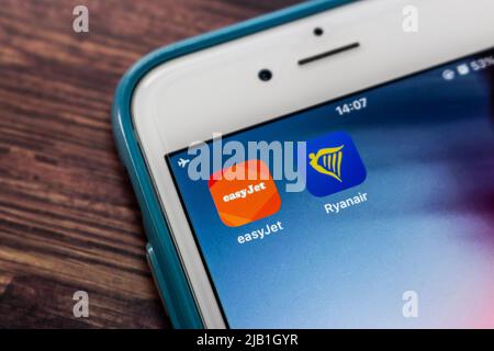 Kumamoto, JAPAN - Jun 8 2021 : die Apps von easyJet und Ryanair, einer weltweit beliebten Billigfluggesellschaft, auf dem iPhone. Stockfoto