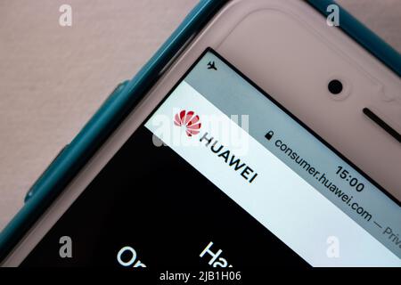 Kumamoto, JAPAN - Jun 7 2021 : Logo von Huawei, einem chinesischen Technologieunternehmen, das Unterhaltungselektronik usw. entwickelt und verkauft, auf dem Smartphone Stockfoto