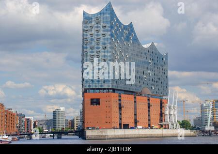 Hamburg August 2020: Blick auf die Hamburger Elbphilharmonie Stockfoto