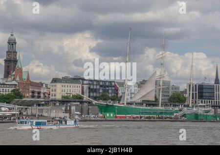 Hamburg August 2020: Blick auf die Hamburger Elbphilharmonie Stockfoto