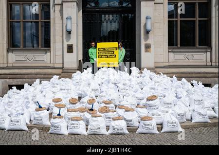 01.06.2022, Berlin, Deutschland, Europa - Greenpeace-Aktivisten protestieren vor dem Bundesverkehrsministerium gegen den Einsatz von Getreide in Kraftstoffen. Stockfoto