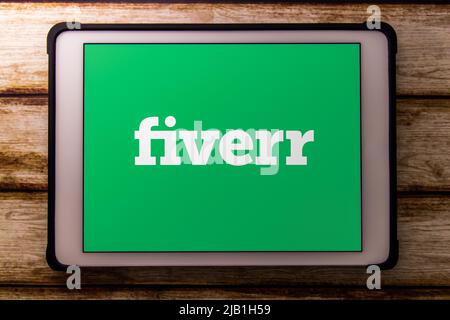 Kumamoto, JAPAN - Jun 16 2021 : Closeup-Logo von Fiverr auf Tablet auf verblassenem schäbigen Tisch. Fiverr ist ein israelischer Online-Marktplatz für freiberufliche Dienstleistungen Stockfoto