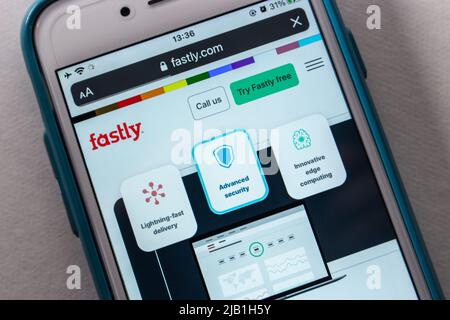 Kumamoto, JAPAN - Jun 14 2021 : Website von Fastly, US-Anbieter von Cloud-Diensten, auf dem iPhone Stockfoto