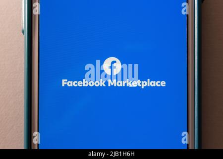 Kumamoto, JAPAN - Jun 14 2021 : Closeup-Logo von Facebook Marketplace, einem digitalen Marktplatz, ermöglicht es Nutzern, Artikel auf dem iPhone zu entdecken, zu kaufen und zu verkaufen Stockfoto