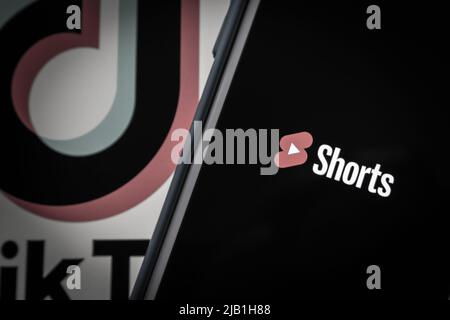 Kumamoto, JAPAN - Jun 7 2021 : YouTube Shorts, eine neue Plattform von 15-Sekunden-Videos ähnlich wie TikTok, auf dem iPhone auf dem TikTok-Logo. Stockfoto