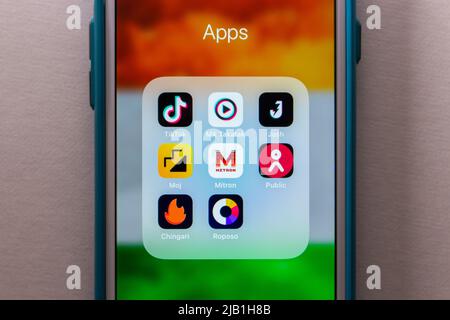 Kumamoto, JAPAN - Jun 14 2021 : TikTok & Rivals in Indien (MX TakaTak, Josh App, Moj, Mitron App, Public App, Chingari, Roposo) auf dem iPhone Stockfoto