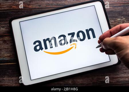 Kumamoto, JAPAN - Mai 24 2021 : Logo von Amazon.com auf Tablet. Mann mit einem Stift. Amazon ist ein US-amerikanisches Technologieunternehmen und gehört zu den Big Tech-Unternehmen Stockfoto