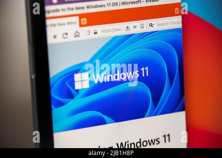 Kumamoto, JAPAN - Jun 25 2021 : das Logo von Windows 11 (Hauptversion des NT-Betriebssystems von Microsoft) wird auf der offiziellen Website auf dem Laptop angezeigt Stockfoto