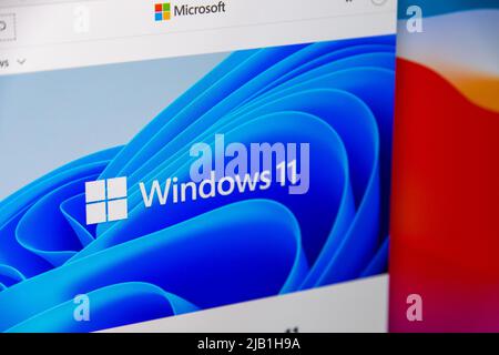 Kumamoto, JAPAN - Jun 25 2021 : das Logo von Windows 11 (Hauptversion des NT-Betriebssystems von Microsoft) wird auf der offiziellen Website auf dem Laptop angezeigt Stockfoto