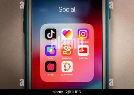 Kumamoto, Japan - Jun 18 2021 : TikTok und Mitbewerber (Likee, Instagram, Byte App, Kuaishou, Youtube, Triller und Dubsmash) auf dem iPhone in dunkler Stimmung Stockfoto