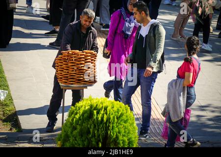 8 Mai 2022 Diyarbakir Türkei. Street Bagel Verkäufer in Diyarbakir Stockfoto