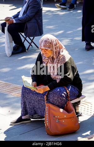 8 Mai 2022 Diyarbakir Türkei. Frau, die in der Hz Suleyman Moschee in Diyarbakir betet Stockfoto