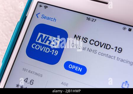 Kumamoto, JAPAN - Jul 14 2021 : NHS COVID-19 App im App Store auf dem iPhone. Es handelt sich um eine Kontaktverfolgungs-App von NHSX für die COVID-19-Pandemie in Großbritannien. Stockfoto