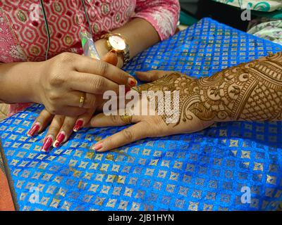 Mehndi Künstler macht Mehndi Brauthand in Indien, Mehndi Design. Stockfoto