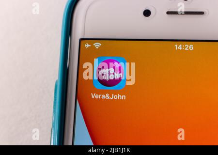 Kumamoto, JAPAN - Jun 14 2021 : App-Symbol von Vera und John auf dem iPhone. Es ist ein beliebter Online-Casino-Service von Dumarca Gaming Ltd, mit Sitz in Malta Stockfoto