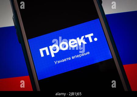 Kumamoto, JAPAN - Jul 19 2021 : Logo von Proekt Media, einem russischen Medium, das sich auf investigativen Journalismus spezialisiert hat, auf dem iPhone auf russischer Flagge Stockfoto