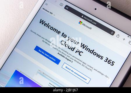 Kumamoto, JAPAN - Jul 19 2021 : die Website von Windows 365, einem Dienst von Microsoft, der Benutzern den Zugriff auf Cloud-PCs vom eigenen Computer auf einem Tablet ermöglicht Stockfoto