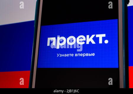 Kumamoto, JAPAN - Jul 19 2021 : Logo von Proekt Media, einem russischen Medium, das sich auf investigativen Journalismus spezialisiert hat, auf dem iPhone auf russischer Flagge Stockfoto