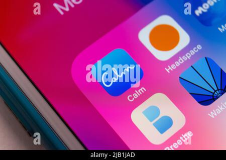 Kumamoto, JAPAN - Jun 8 2021 : Closeup Calm App, beliebte Gesundheits-App für Schlaf und Meditation, auf dem iPhone. Calm ist ein Softwareunternehmen mit Sitz in SF Stockfoto
