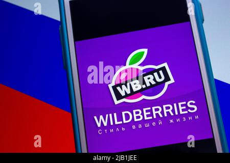 Kumamoto, JAPAN - Jul 7 2021 : Logo von Wildberries, dem größten russischen E-Commerce-Händler mit Sitz in Moskau, auf iPhone auf russischer Flagge. Stockfoto