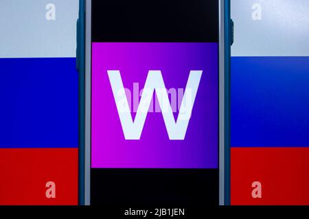 Kumamoto, JAPAN - Jul 7 2021 : Logo von Wildberries, dem größten russischen E-Commerce-Händler mit Sitz in Moskau, auf iPhone auf russischer Flagge. Stockfoto