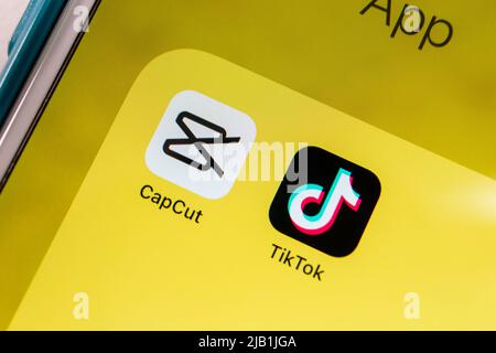 Kumamoto, JAPAN - Jul 19 2021 : Chinesische Social Video App TikTok & Video Edit App CapCut App auf dem iPhone. Beide sind von Bytedance Stockfoto