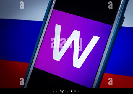 Kumamoto, JAPAN - Jul 7 2021 : Logo von Wildberries, dem größten russischen E-Commerce-Händler mit Sitz in Moskau, auf iPhone auf russischer Flagge. Stockfoto