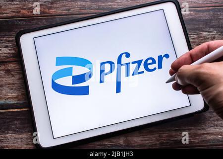 Kumamoto, JAPAN - Jul 27 2021 : Logo des US-Pharma- und Biotechnologiekonzerns Pfizer Inc. Auf Tablet. Mann Hand hält drahtlosen Stift. Stockfoto