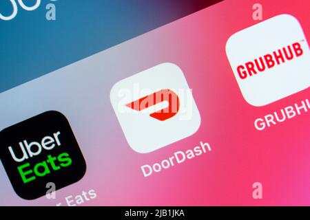 Kumamoto, Japan - Mai 7 2020 : DoorDash App, ein auf Abruf zubereiteter Lieferservice in den USA, mit anderen Konkurrenten (Uber Eats und Grubhub) auf dem iPhone Stockfoto