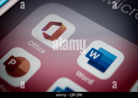 Kumamoto, Japan - 5. April 2020 : Microsoft Office App auf dem iPhone. Es wurde erstmals von Bill Gates am 1988 auf der COMDEX angekündigt Stockfoto