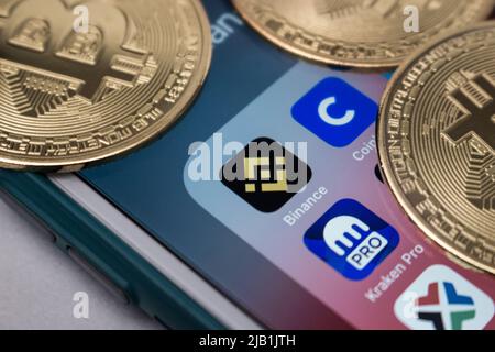 Kumamoto, JAPAN - Feb 15 2021 : Binance mit Wettbewerbern (Coinbase, bitFlyer, Kraken, Robinhood, House, BTCC, Crypt.com & Bisq) auf dem iPhone mit Bitcoin Stockfoto