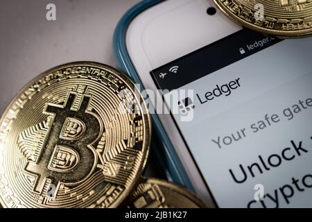 Kumamoto, JAPAN - Aug 3 2021 : Logo von Ledger auf dem iPhone mit Bitcoins. Ledger S.A.S. bietet eine Hardware-Wallet mit Smartcard-Sicherheit für Krypta Stockfoto