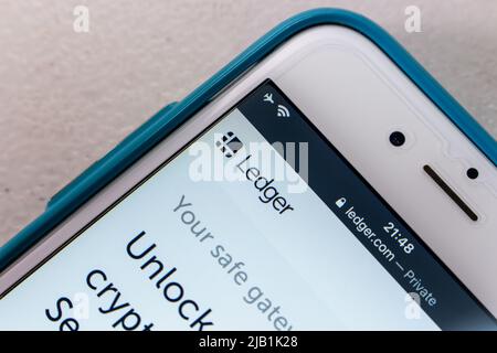 Kumamoto, JAPAN - Aug 3 2021 : Logo von Ledger auf dem iPhone. Ledger S.A.S. bietet eine Hardware-Geldbörse mit Smartcard-Sicherheit für Kryptwährungs-Bitcoins an Stockfoto