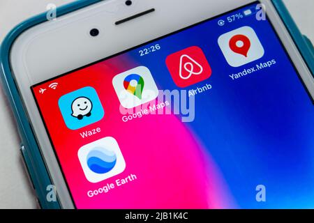 Kumamoto, JAPAN - Aug 3 2021 : Waze App, eine GPS-Navigations-App und eine Tochtergesellschaft von Google, mit Google Map, Google Earth, Airbnb & Yandex.Maps auf dem iPhone Stockfoto