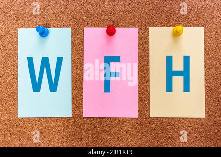 3 Buchstaben Stichwort WFH (Work from Home) auf bunten Aufklebern, die an einem Korkbrett befestigt sind. Bleiben Sie nach dem Coronavirus-Pandemiekonzept mit einem neuen Normalzustand zu Hause Stockfoto