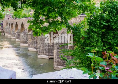 8 Mai 2022 Diyarbakir Türkei. Zehn Augen Ongozlu Brücke auf Dicle Fluss in Diyarbakir Stockfoto